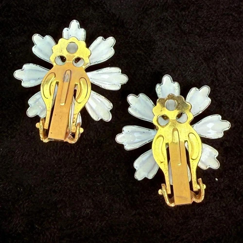 Pretty vintage, lightweight, goldtone and white raised flower clip on earrings